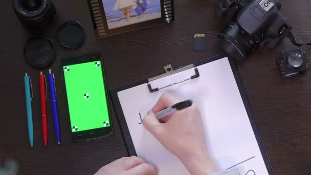 Egy ember írja egy tollat a papír szó sincs - Felvétel, videó