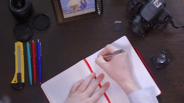 Un hombre escribe un bolígrafo en un cuaderno
 - Metraje, vídeo