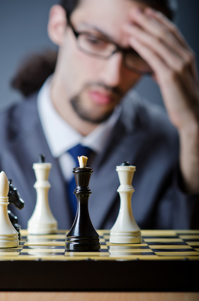 Schachspieler spielt sein Spiel - Foto, Bild