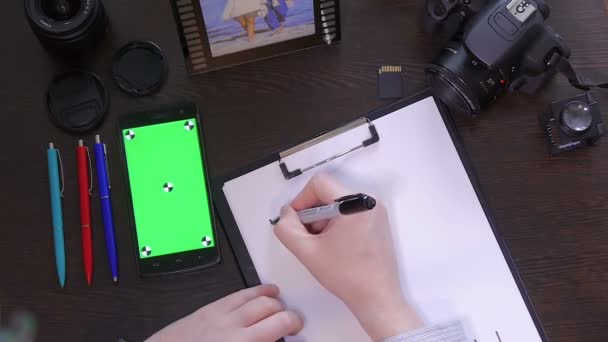 Egy ember írja egy tollat a papír szó motiváció - Felvétel, videó
