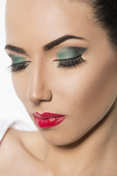 Portrait de beauté avec rouge à lèvres et ombre à paupières verte
 - Photo, image