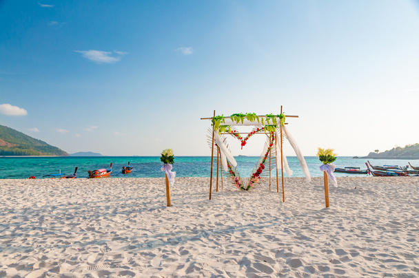Belle décoration florale arc de mariage sur la plage
 - Photo, image