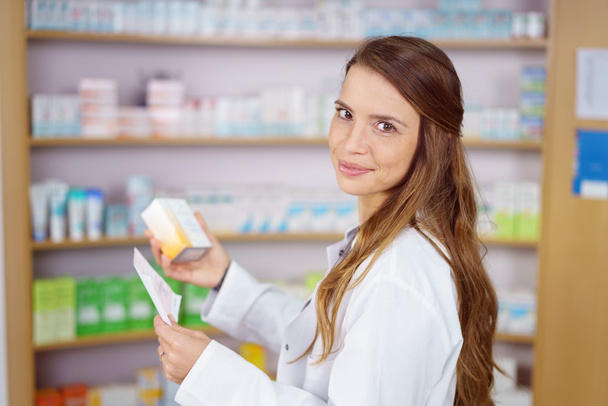Pharmacy technician holding scrip and box - Foto, afbeelding