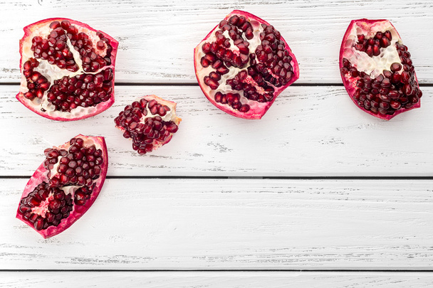 Pomegranate on table - Foto, Imagen