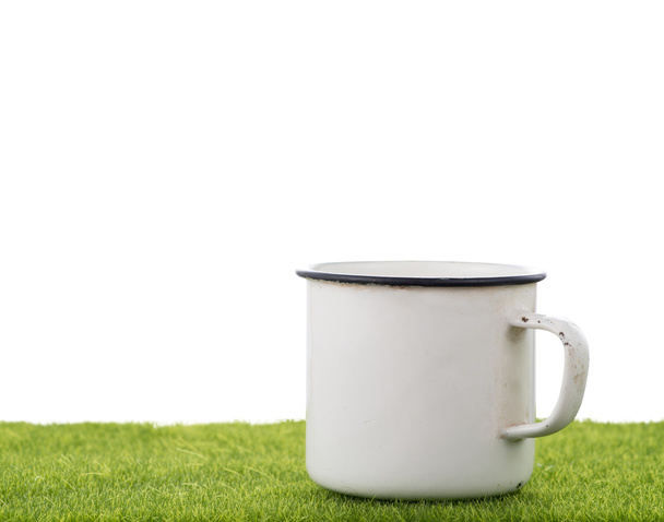 The white mug on grass - Foto, afbeelding
