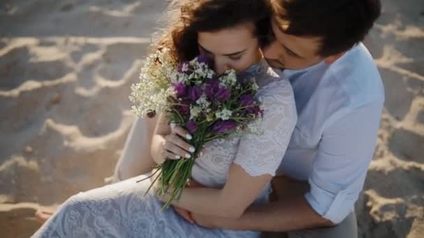 Sevgi dolu insanlar genç kum üzerinde - Video, Çekim