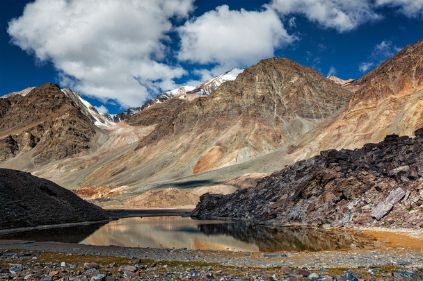 Himálajské krajina s horské jezero - Fotografie, Obrázek