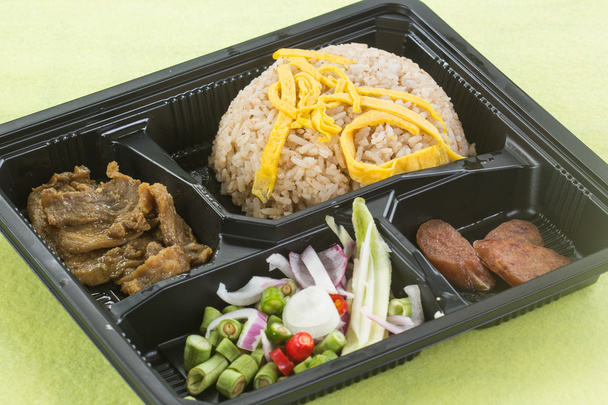 gebrannter Reis mit Garnelenpaste im Box-Set - Foto, Bild