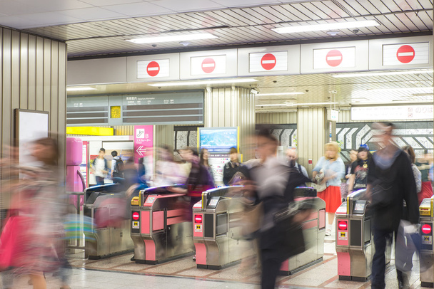 Hämärtynyt abstrakti tausta monet ihmiset metroasemalla
  - Valokuva, kuva