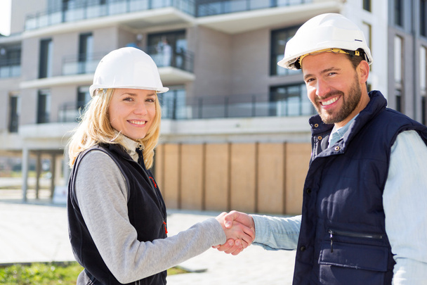 architect and worker handshaking on construction site  - Foto, Imagen