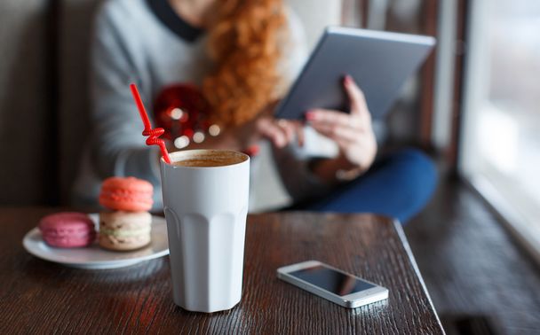 Aantrekkelijke jonge vrouw met Tablet computer in café - Foto, afbeelding