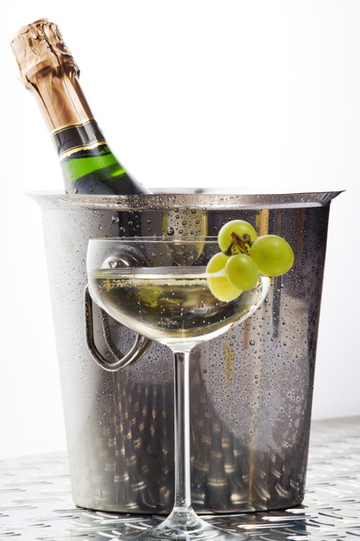 Sparkling wine in champagne cooler  - Foto, Imagem
