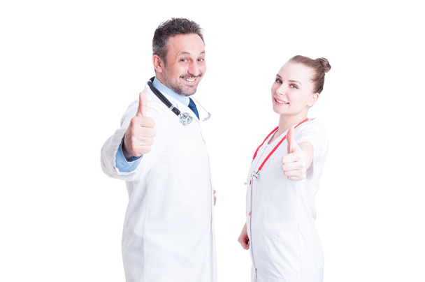 Jovem equipe bem sucedida de médicos mostrando polegares para cima
 - Foto, Imagem