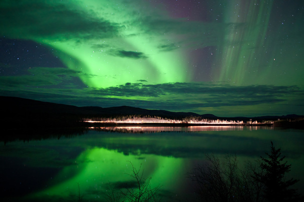 Estrellas y auroras boreales sobre camino oscuro en el lago
 - Foto, imagen