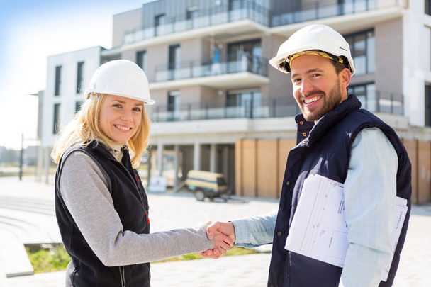 architect and worker handshaking on construction site  - Foto, afbeelding