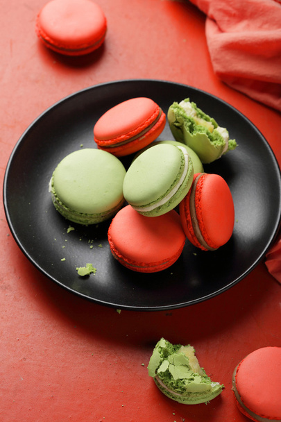 red and green macaroons on plate - Φωτογραφία, εικόνα