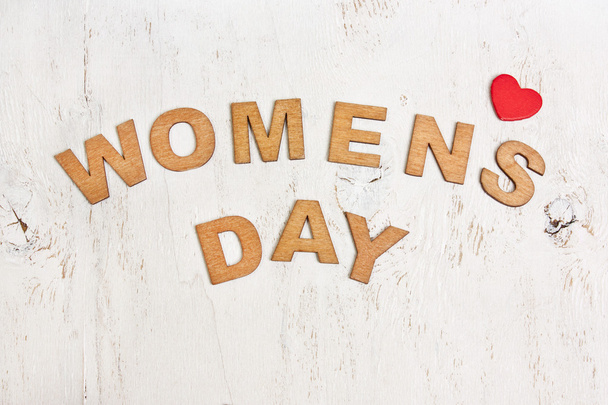  День женщин с деревянными буквами на старом белом фоне
 - Фото, изображение