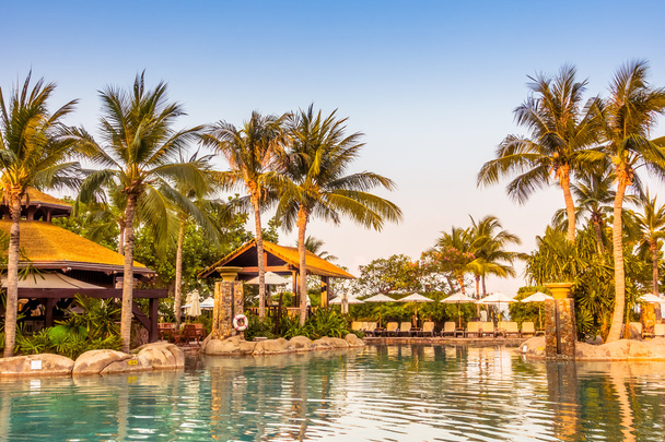 розкішний басейн з пальмами
 - Фото, зображення
