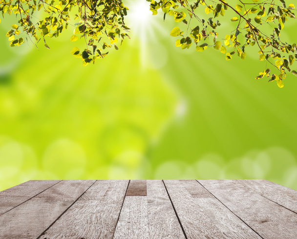 Drewniane blat na zielony liść z światła bokeh - Zdjęcie, obraz