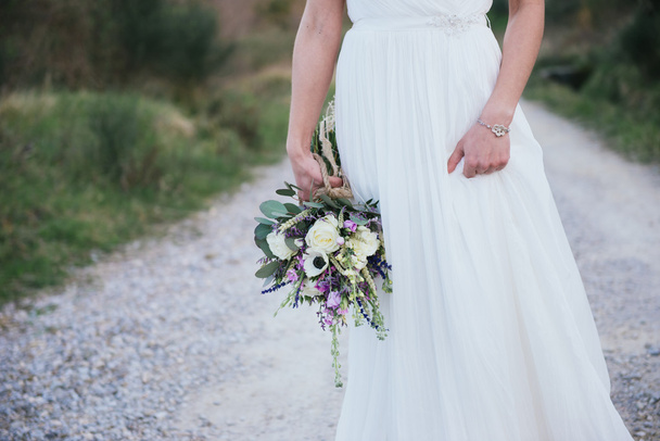 rustikální svatební kytice v ruce své nevěsty, venku - Fotografie, Obrázek