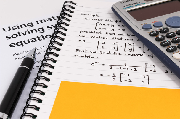 Krok do przy użyciu macierzy podczas rozwiązywania równania z Uwaga żółty papier. - Zdjęcie, obraz