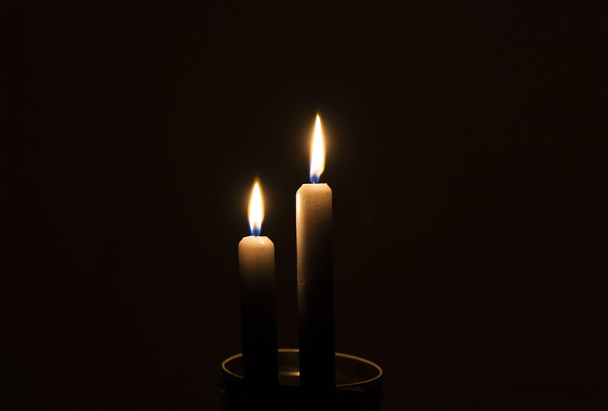 zwei Kerzen im Dunkeln - Foto, Bild