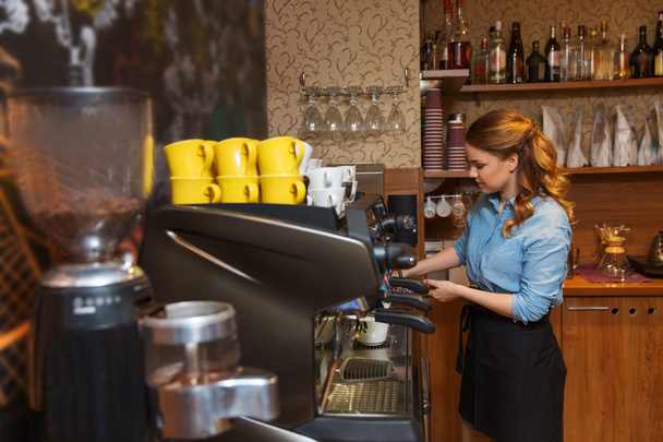 barista woman making coffee by machine at cafe - Zdjęcie, obraz