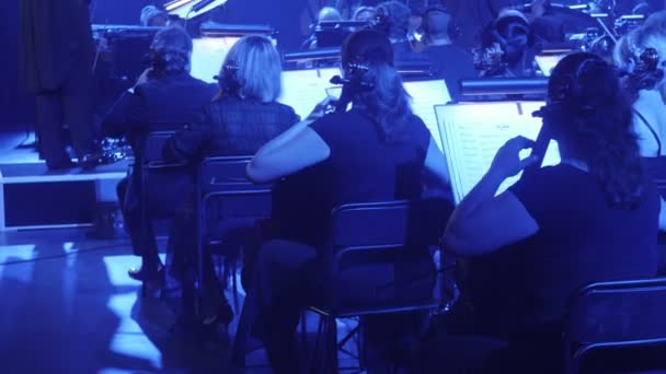 Las mujeres están tocando violonchelo y contrabajo en la Orquesta Sinfónica Greatest Hits by Rock Symphony Ukrainian Tour Concert in Kiev Director Nikolai Lysenko
 - Imágenes, Vídeo