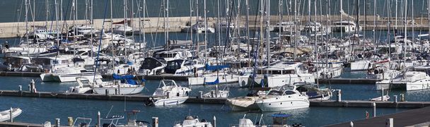 Ιταλία, Σικελία, στη Μεσόγειο θάλασσα, Marina di Ragusa? 18 Μαρτίου 2016, βάρκες και πολυτελή σκάφη στη Μαρίνα - συντακτική - Φωτογραφία, εικόνα