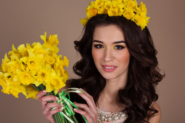 Spring girl with bouquet of daffodil flowers - Foto, Imagem