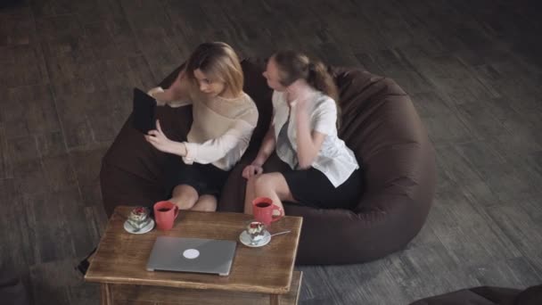 Dos mujeres se toman una foto con una tableta digital
 - Imágenes, Vídeo