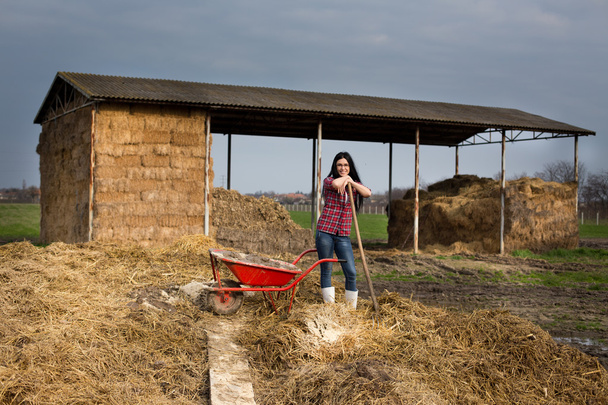 Donna che riposa sui terreni agricoli
 - Foto, immagini
