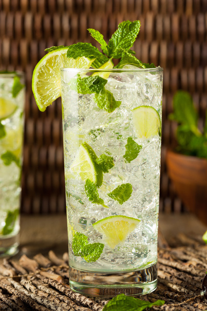 Homemade Alcoholic Mojito with LIme - Foto, imagen
