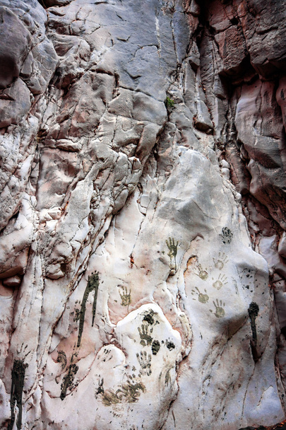 Muddy Huellas de manos en una pared de montaña
 - Foto, Imagen