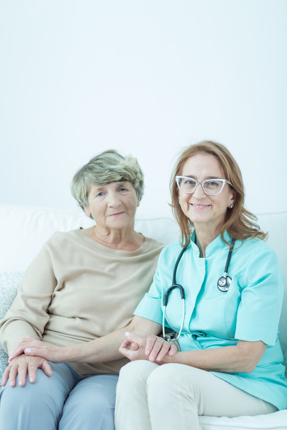 Cuidar al paciente de edad avanzada
 - Foto, imagen