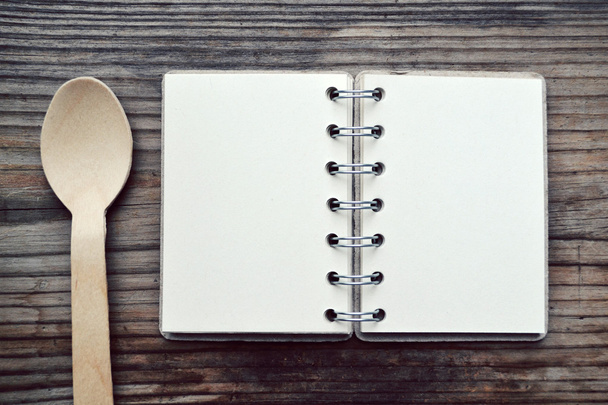 Un cuaderno en espiral retro vacío con cuchara de madera
 - Foto, Imagen