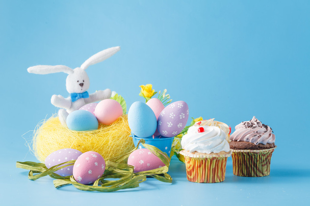 Easter decoration with eggs and sweets - Foto, immagini