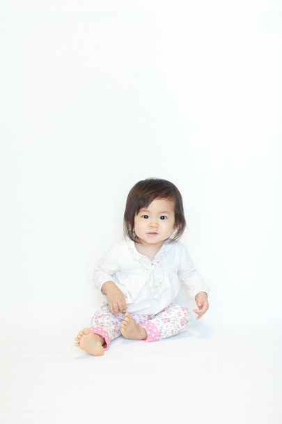 Japońska dziewczynka siedzi na podłodze (1 rok stary) - Zdjęcie, obraz