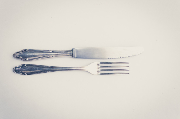 cubertería de plata antigua hermosa cuchillo y tenedor estilo vintage
 - Foto, Imagen