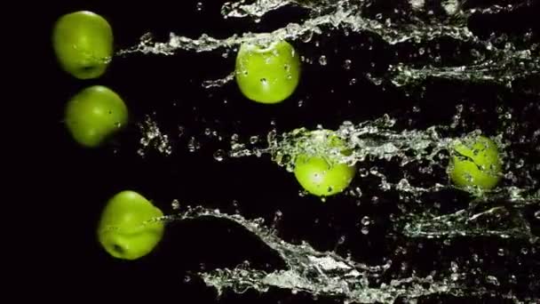 green apple with splashes of water - Filmati, video