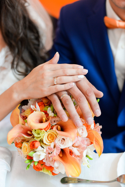  女性の手に結婚指輪 - 写真・画像