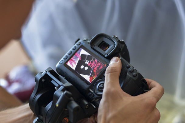 Фотокамера в руке снимает свадьбу
 - Фото, изображение