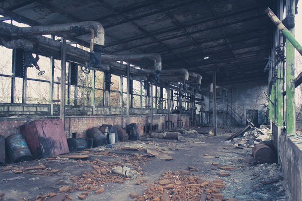 vecchio magazzino abbandonato, fabbrica disordinata vuota
  - Foto, immagini