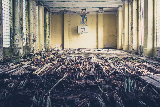 старый баскетбольный зал, заброшенная школа
  - Фото, изображение
