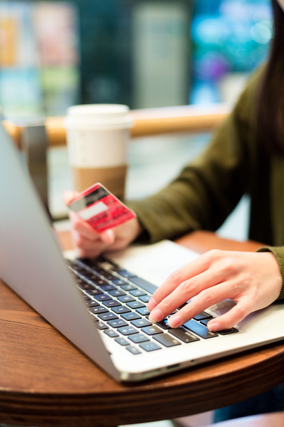 Женщина, использующая кредитную карту для оплаты онлайн
 - Фото, изображение