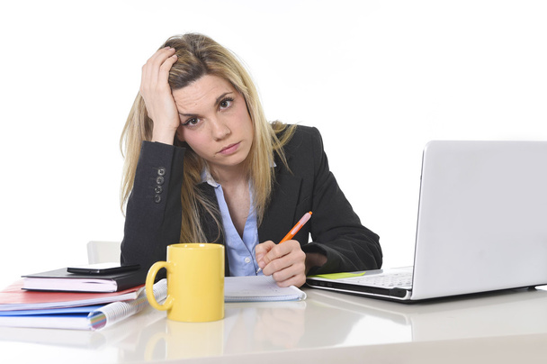 giovane bella donna d'affari che soffre di stress lavorando in ufficio frustrato e triste
 - Foto, immagini