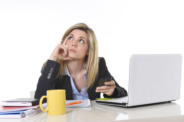 молодая красивая деловая женщина страдает стрессом, работая в офисе разочарованы и грустно
 - Фото, изображение