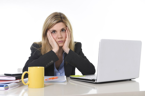 nuori kaunis liiketoiminnan nainen kärsii stressistä työskentelee toimistossa turhautunut ja surullinen
 - Valokuva, kuva