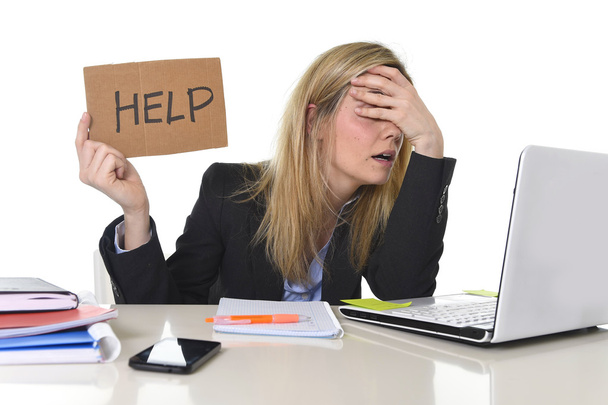 Молода красива бізнес-леді страждає стресом, що працює в офісі, просячи допомоги почуватися втомленою
  - Фото, зображення