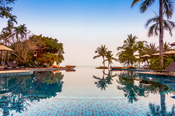 Luxe zwembad met palmbomen - Foto, afbeelding
